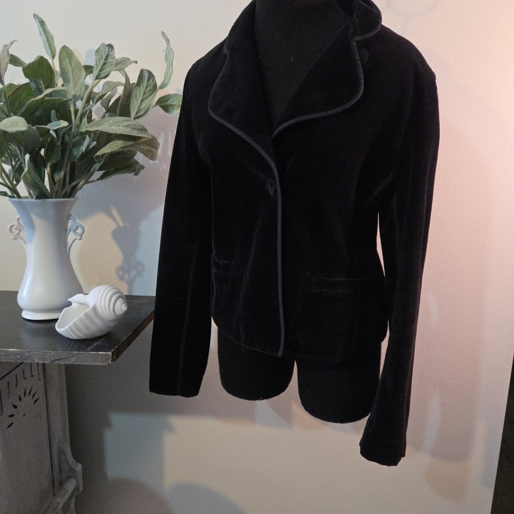 GapBlack velvet, specially trimmed jacket.Size  10